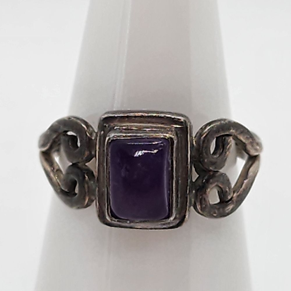 Sterling Silver & Amethyst Ring (5.75)